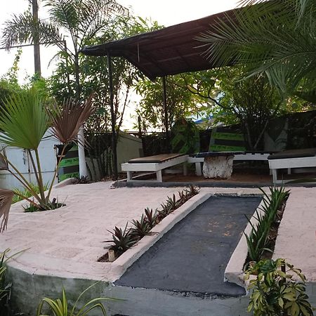 Boaty'S Beach Cottages กาลังกูติ ภายนอก รูปภาพ